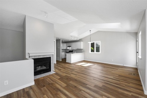 6109 Westridge Rd, Duncan, BC - Indoor Photo Showing Living Room With Fireplace