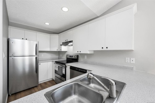 6109 Westridge Rd, Duncan, BC - Indoor Photo Showing Kitchen With Double Sink