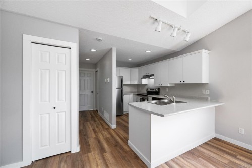 6109 Westridge Rd, Duncan, BC - Indoor Photo Showing Kitchen With Double Sink