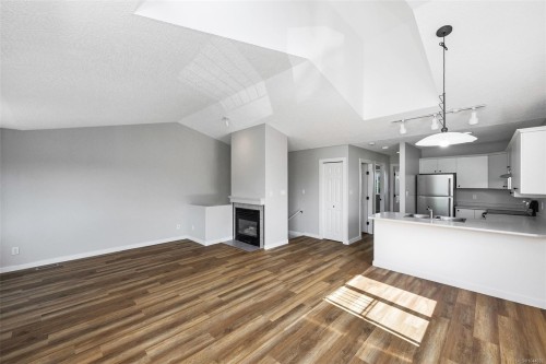 6109 Westridge Rd, Duncan, BC - Indoor With Fireplace
