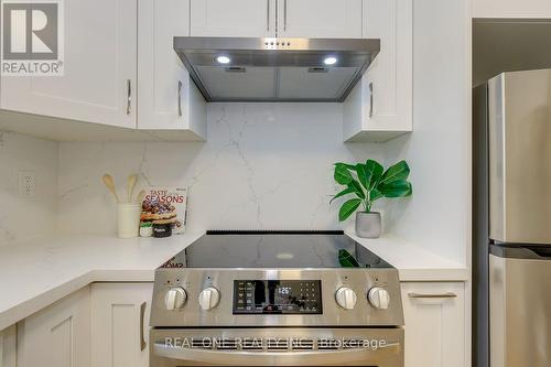 741 Queensbridge Drive, Mississauga, ON - Indoor Photo Showing Kitchen
