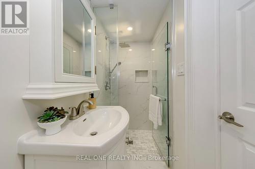 741 Queensbridge Drive, Mississauga, ON - Indoor Photo Showing Bathroom