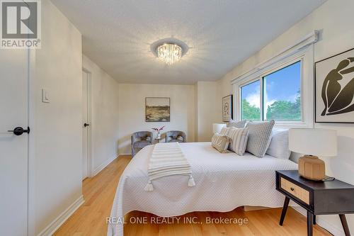 741 Queensbridge Drive, Mississauga, ON - Indoor Photo Showing Bedroom