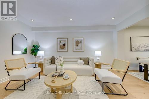 741 Queensbridge Drive, Mississauga, ON - Indoor Photo Showing Living Room