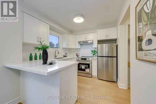 741 Queensbridge Drive, Mississauga, ON - Indoor Photo Showing Kitchen