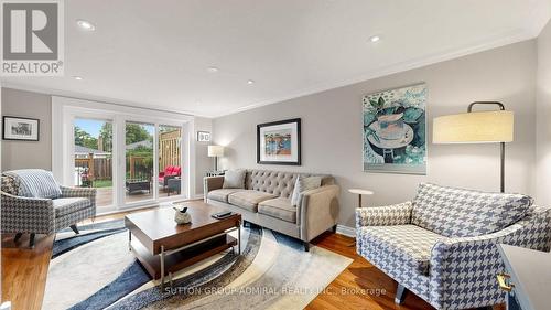 21 Donalbain Crescent, Markham, ON - Indoor Photo Showing Living Room