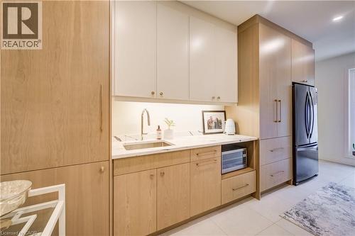 441 East Avenue, Kitchener, ON - Indoor Photo Showing Kitchen
