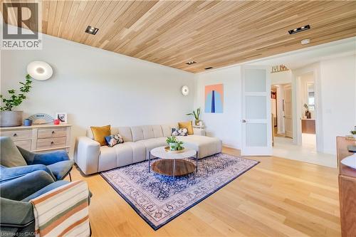 441 East Avenue, Kitchener, ON - Indoor Photo Showing Living Room