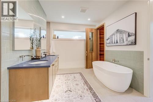 441 East Avenue, Kitchener, ON - Indoor Photo Showing Bathroom