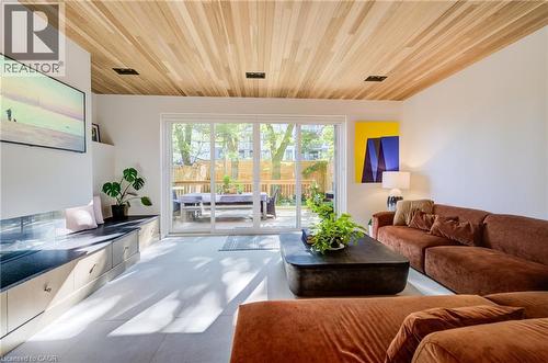 441 East Avenue, Kitchener, ON - Indoor Photo Showing Living Room