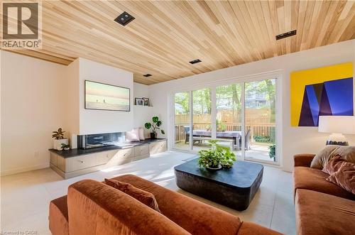 441 East Avenue, Kitchener, ON - Indoor Photo Showing Living Room