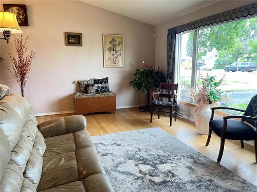 810 26Th Street, Brandon, MB - Indoor Photo Showing Living Room