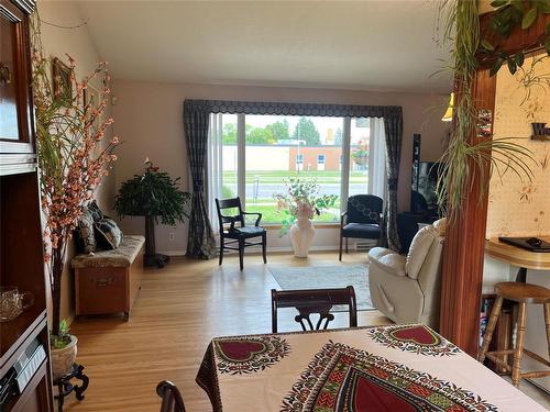 810 26Th Street, Brandon, MB - Indoor Photo Showing Living Room