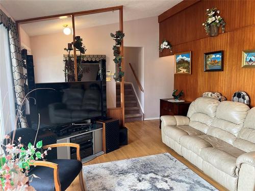 810 26Th Street, Brandon, MB - Indoor Photo Showing Living Room