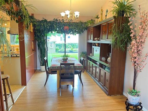 810 26Th Street, Brandon, MB - Indoor Photo Showing Dining Room