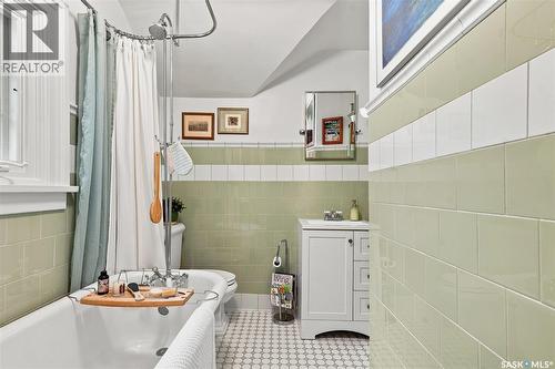 630 8Th Avenue N, Saskatoon, SK - Indoor Photo Showing Bathroom