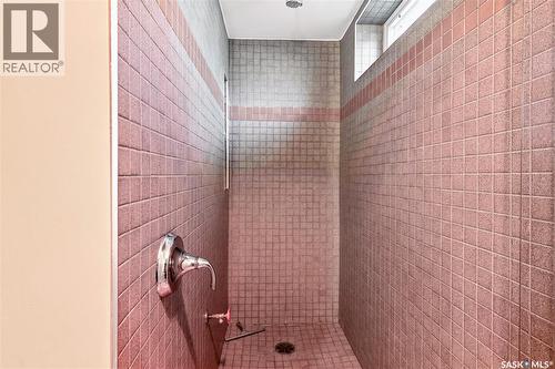 630 8Th Avenue N, Saskatoon, SK - Indoor Photo Showing Bathroom