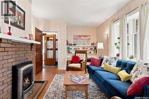 630 8Th Avenue N, Saskatoon, SK - Indoor Photo Showing Living Room With Fireplace