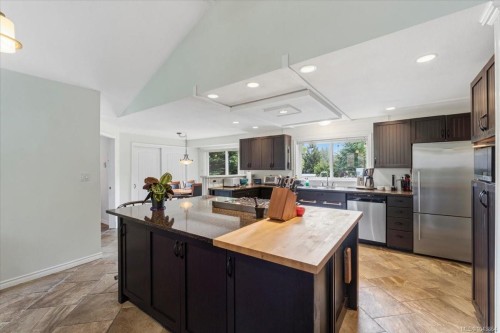 381 Dunsmuir Rd, Qualicum Beach, BC 