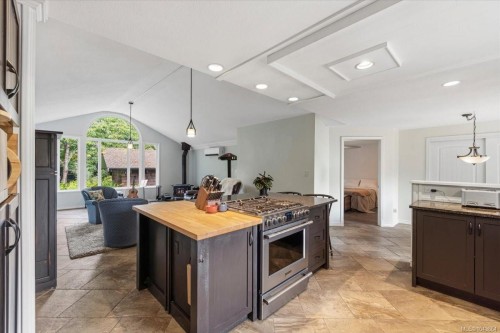 381 Dunsmuir Rd, Qualicum Beach, BC 