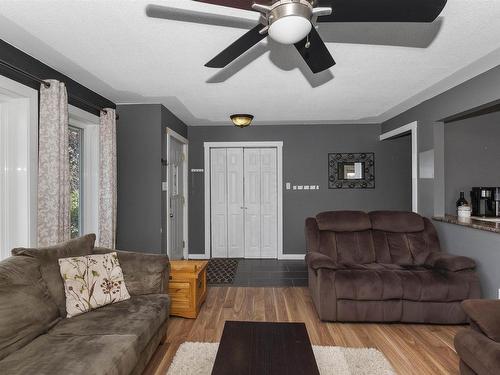 138 Iris Cres., Thunder Bay, ON - Indoor Photo Showing Living Room