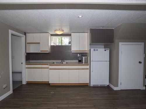 138 Iris Cres., Thunder Bay, ON - Indoor Photo Showing Kitchen With Double Sink