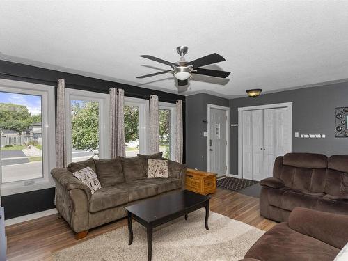 138 Iris Cres., Thunder Bay, ON - Indoor Photo Showing Living Room