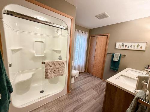 48 Sunset Trail, Kenora, ON - Indoor Photo Showing Bathroom