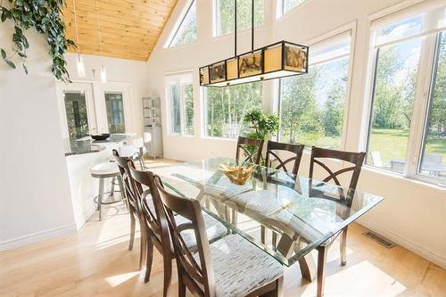 37 Awanipark Dr, Pinawa, MB - Indoor Photo Showing Dining Room