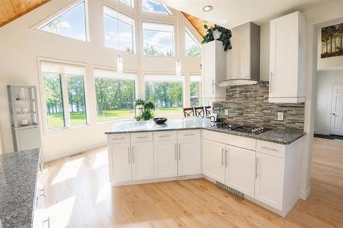 37 Awanipark Dr, Pinawa, MB - Indoor Photo Showing Kitchen With Upgraded Kitchen