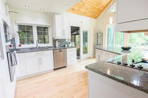 37 Awanipark Dr, Pinawa, MB - Indoor Photo Showing Kitchen
