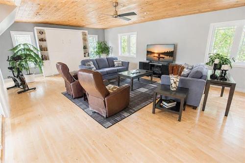 37 Awanipark Dr, Pinawa, MB - Indoor Photo Showing Living Room