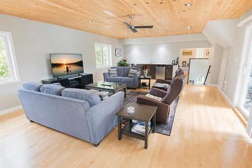 37 Awanipark Dr, Pinawa, MB - Indoor Photo Showing Living Room