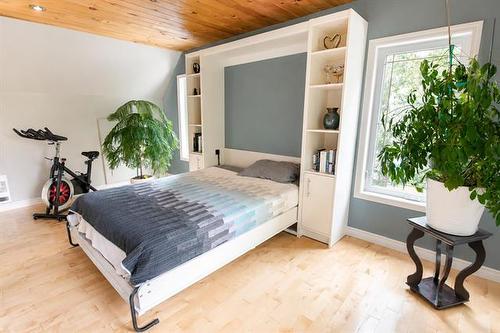 37 Awanipark Dr, Pinawa, MB - Indoor Photo Showing Bedroom