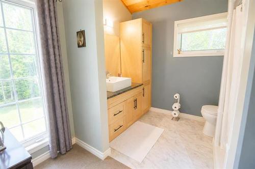 37 Awanipark Dr, Pinawa, MB - Indoor Photo Showing Bathroom