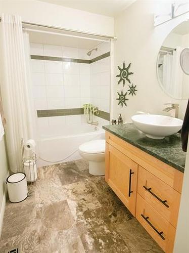 37 Awanipark Dr, Pinawa, MB - Indoor Photo Showing Bathroom