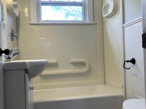 6 Mclean Street, Truro, NS - Indoor Photo Showing Bathroom