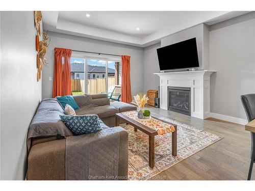 116 Brighton Place, Chatham, ON - Indoor Photo Showing Living Room With Fireplace