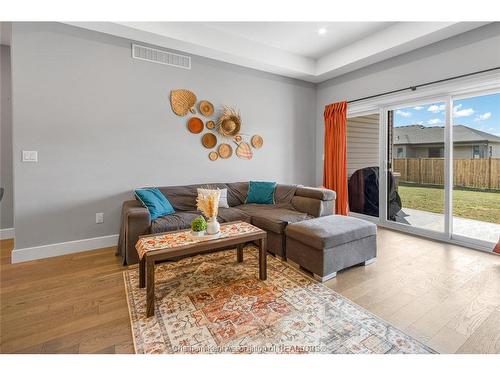116 Brighton Place, Chatham, ON - Indoor Photo Showing Living Room