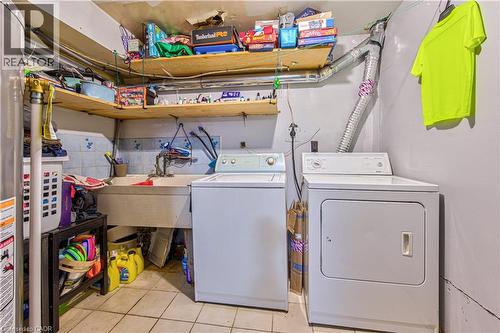 Dedicated laundry area featuring a utility sink, washer, and dryer - 2560 Palisander Avenue, Mississauga, ON - Indoor Photo Showing Laundry Room