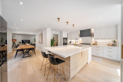 4194 Trellis Crescent, Mississauga, ON - Indoor Photo Showing Kitchen With Upgraded Kitchen