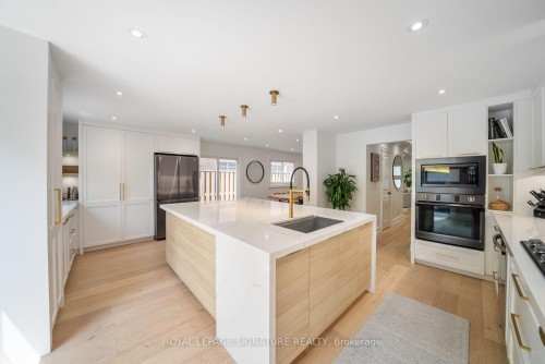 4194 Trellis Crescent, Mississauga, ON - Indoor Photo Showing Kitchen With Stainless Steel Kitchen With Upgraded Kitchen