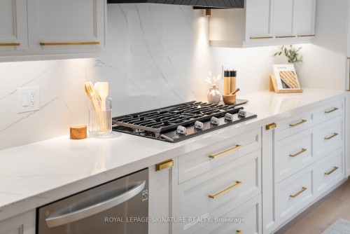 4194 Trellis Crescent, Mississauga, ON - Indoor Photo Showing Kitchen With Upgraded Kitchen