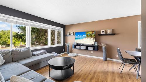 1244 Larch  S Drive, Cranbrook, BC - Indoor Photo Showing Living Room