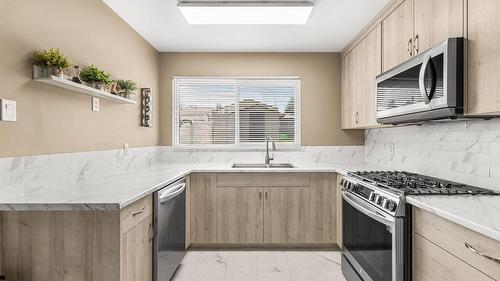 1244 Larch  S Drive, Cranbrook, BC - Indoor Photo Showing Kitchen With Double Sink With Upgraded Kitchen