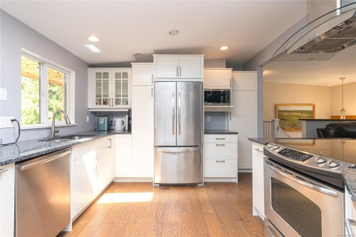 9480 Maryland Dr, Sidney, BC 