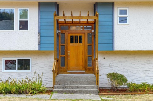 9480 Maryland Dr, Sidney, BC 