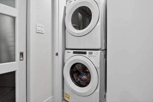 Laundry - 702-360 Rue Atateken, Montréal (Ville-Marie), QC - Indoor Photo Showing Laundry Room