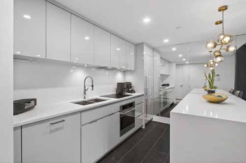 Kitchen - 702-360 Rue Atateken, Montréal (Ville-Marie), QC - Indoor Photo Showing Kitchen With Double Sink With Upgraded Kitchen