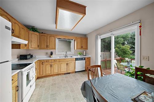 103 Poplynn Dr, Winnipeg, MB - Indoor Photo Showing Kitchen With Double Sink